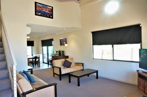 Ningaloo Breeze Villa 9 3 Bedroom Fully Self Contained Holiday Accommodation - Darwin Holiday 2