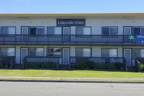 Lakeside Flats 1 - Darwin Holiday 0