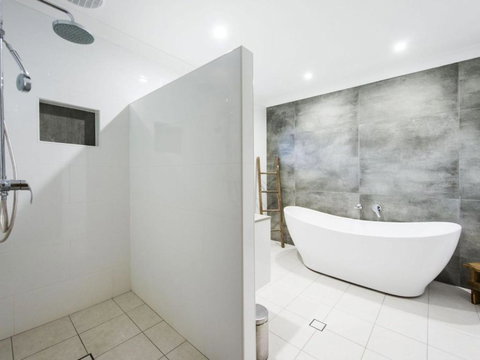 Ripples On The Bay - Darwin Holiday 4