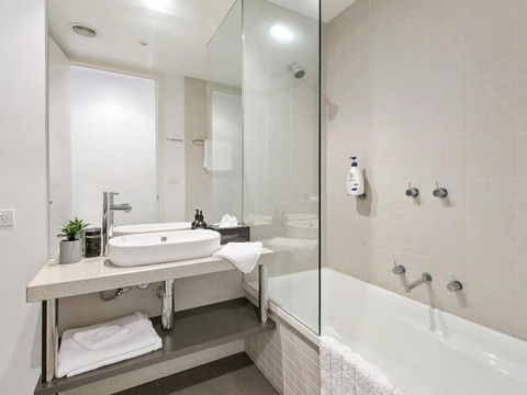 WATERFRONT THREE In The Heart Of Lorne - Darwin Holiday 3