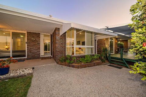 Woorim Secluded Palms Cottage - Darwin Holiday 1