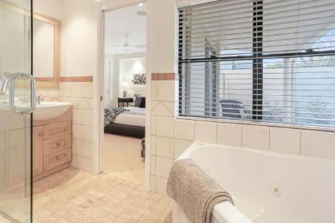 Waterfront Luxury Noosa Heads - Darwin Holiday 5