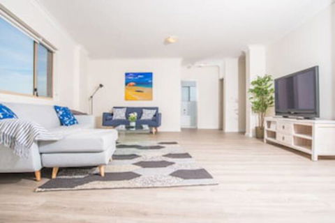 Convenient Rockdale Apartment Next To Station & Beach - Darwin Holiday 0