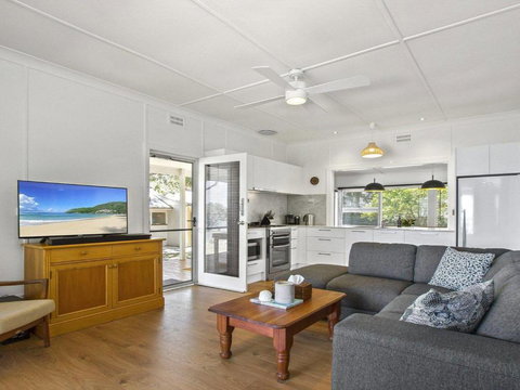 Bellevue Overlooking Serene Lake Woolumboola - Darwin Holiday 1