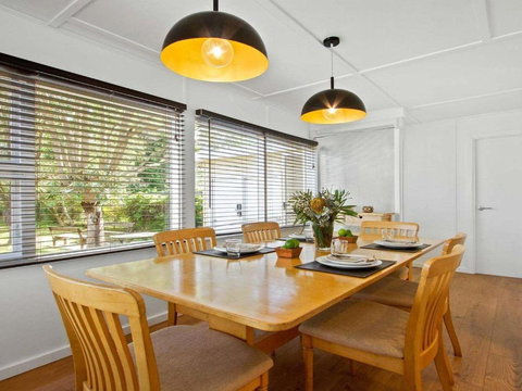 Bellevue Overlooking Serene Lake Woolumboola - Darwin Holiday 6