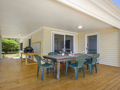 Bellevue Overlooking Serene Lake Woolumboola - Darwin Holiday 4