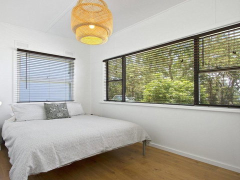 Bellevue Overlooking Serene Lake Woolumboola - Darwin Holiday 5