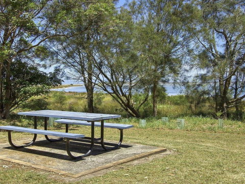 Bellevue Overlooking Serene Lake Woolumboola - Darwin Holiday 2