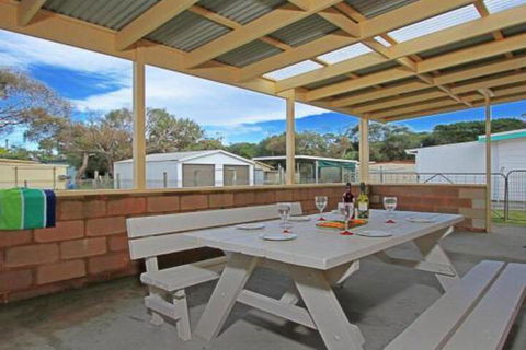 Ohio One Street Back From Beach Access - Darwin Holiday 0