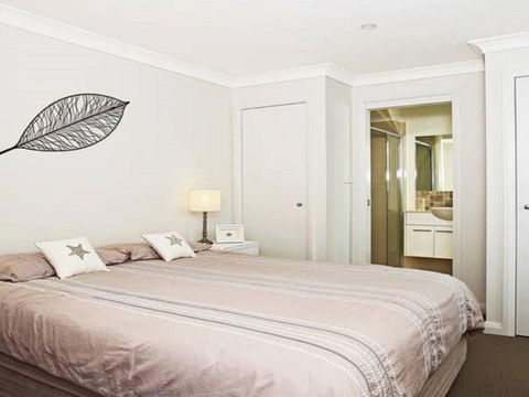 Surf Mist Contemporary Seaside Duplex - Darwin Holiday 4
