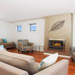 Surf Mist Contemporary Seaside Duplex - Darwin Holiday 0