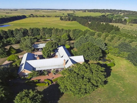 Sutton Downs Renovated Country Home On 100 Acres - Darwin Holiday 5