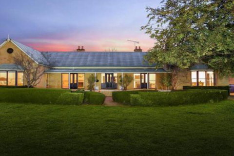 Sutton Downs Renovated Country Home On 100 Acres - Darwin Holiday 0