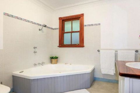 Treetops Elegant Inviting Designer Cedar Home - Darwin Holiday 4