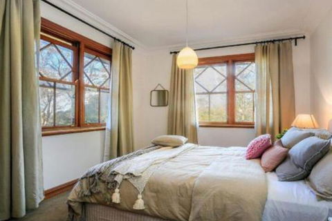 Treetops Elegant Inviting Designer Cedar Home - Darwin Holiday 2