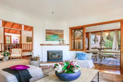 Treetops Elegant Inviting Designer Cedar Home - Darwin Holiday 6