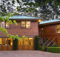 Treetops elegant inviting designer cedar home - Darwin Holiday
