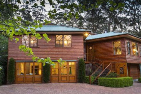 Treetops Elegant Inviting Designer Cedar Home - Darwin Holiday 0