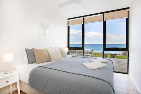 Azure Absolute Beachfront Pet Friendly - Darwin Holiday 3