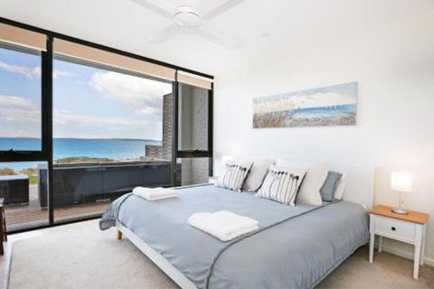 Azure Absolute Beachfront Pet Friendly - Darwin Holiday 6