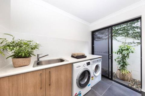 WINDFALL In PALM COVE - Darwin Holiday 2