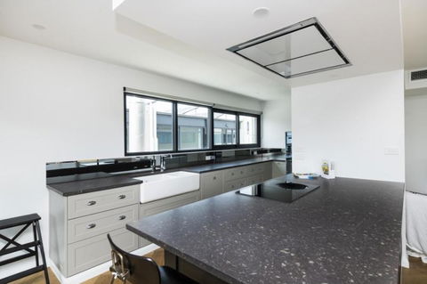 Accommodate Canberra Warehouse - Darwin Holiday 6