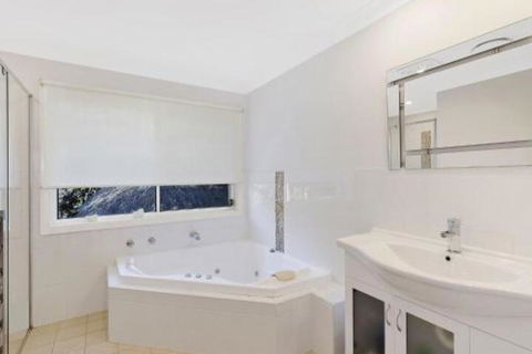 Luxurious Lake Front Long Jetty - Darwin Holiday 5