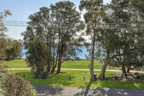 Luxurious Lake Front Long Jetty - Darwin Holiday 4