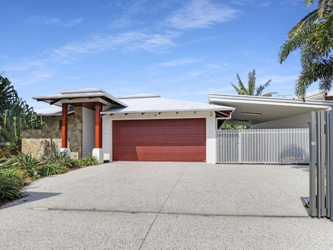 WATERFRONT HOME BORDERING MOOLOOLABA - Darwin Holiday 2