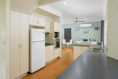 6 Ibis Court Modern Tropical Family Home With Inground Swimming Pool & Outdoor Entertaining Area - Darwin Holiday 3