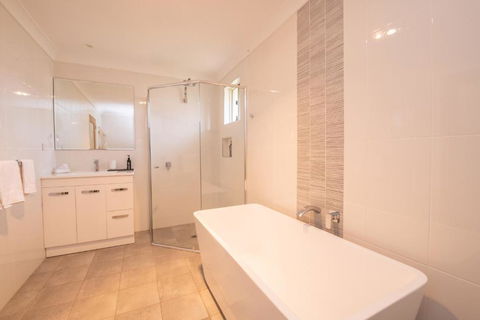 42 Rosemary Lane Â· Central Orange Spacious Family Home Quiet Lane - Darwin Holiday 5