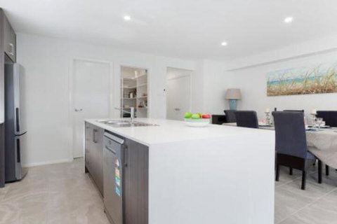 Birubi Breezes 2 / 7 Fitzroy St. Large Duplex With Air Conditioning WIFI & Only 5 Minute Walk To The Beach - Darwin Holiday 4