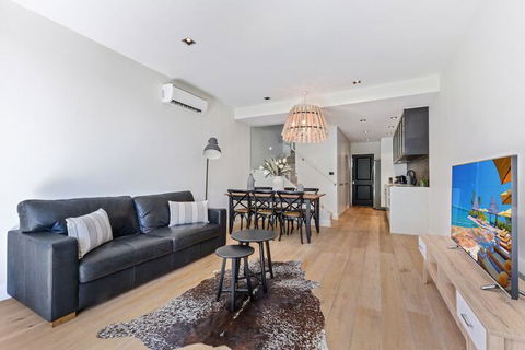 HomeHotel High End 3 Bedroom Terrace With Parking - Darwin Holiday 3