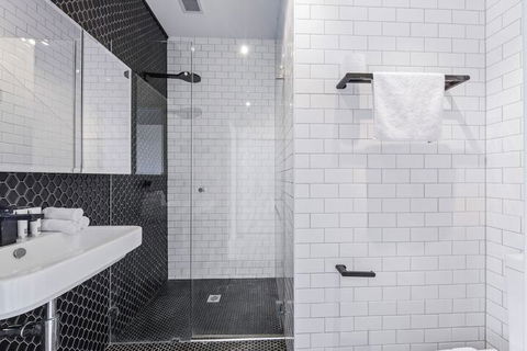 HomeHotel High End 3 Bedroom Terrace With Parking - Darwin Holiday 1