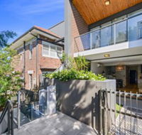 HomeHotel High End 3 Bedroom Terrace with Parking - Darwin Holiday