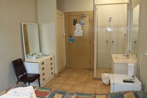 Royal Hotel Orange - Darwin Holiday 3