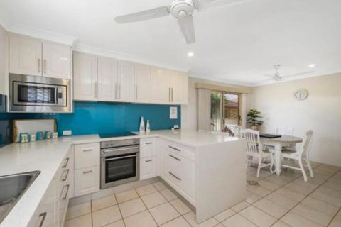 Burkeys 5 Main Street - Darwin Holiday 2