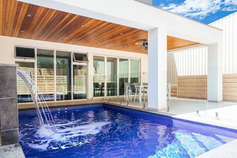 The Grand Oasis Pool Wifi Mins From Beach - Darwin Holiday 3
