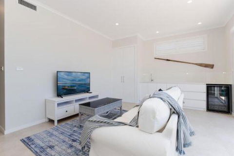 Wanda Waterfront Retreat Beautiful Beach House - Darwin Holiday 5