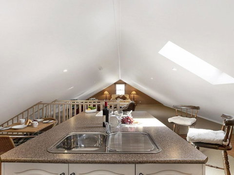 Old Mansfield Loft Gardens Gazebo & Getaways - Darwin Holiday 3