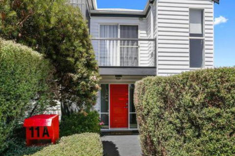 SEAVIEW Ocean Views From A Modern Townhouse - Darwin Holiday 4