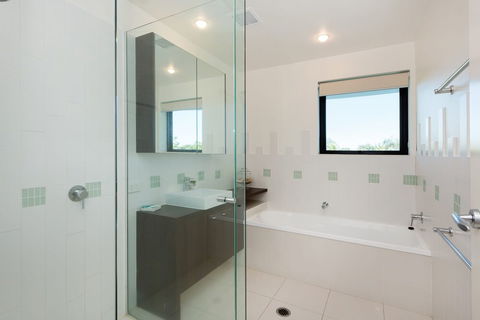 Stylish Beach Side Apartment Unit 5 33 Lorikeet Drive - Darwin Holiday 2