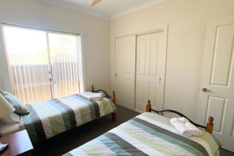 Spacious 2 Bed 2 Bath Villa Central Location Quiet - Darwin Holiday 3