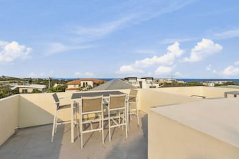 Sunshine Beach Self Contained Unit Beach Views Unit 2 Elouera 44 Elanda Street - Darwin Holiday 0