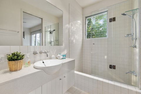 Sunshine Beach Self Contained Unit Beach Views Unit 2 Elouera 44 Elanda Street - Darwin Holiday 6