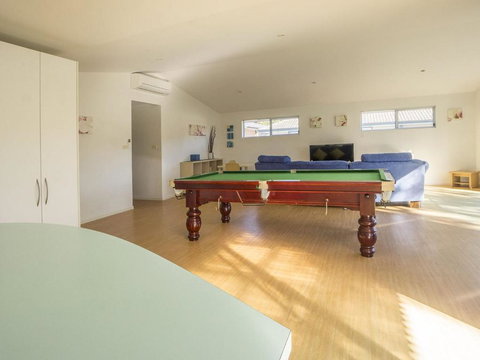 Conley Ave 8 Pet Friendly OUTSIDE Only - Darwin Holiday 6