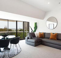 THE HYDEAWAY LUXE HYDE PARK CITY APARTMENT hosted by LAbode Accommodation - Darwin Holiday
