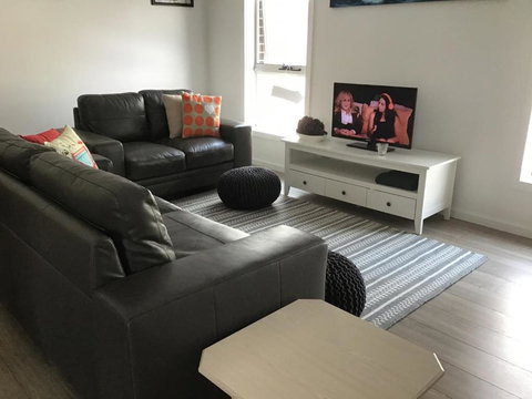 Discover Warilla Bright & Airy Townhouse Near The Beach & Lake - Darwin Holiday 6