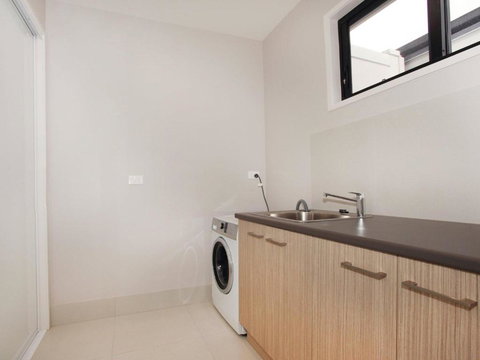 Culbara 23b Modern 5 Bedroom Townhouse On Canal With Plunge Pool Pontoon & Aircon! - Darwin Holiday 1