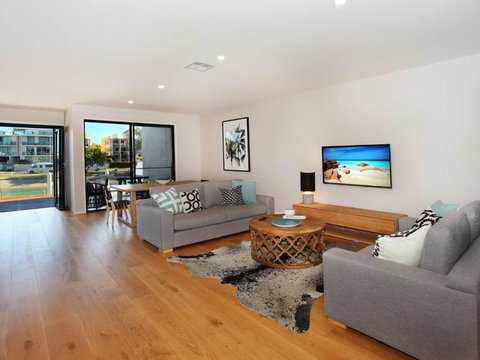 Culbara 23b Modern 5 Bedroom Townhouse On Canal With Plunge Pool Pontoon & Aircon! - Darwin Holiday 4